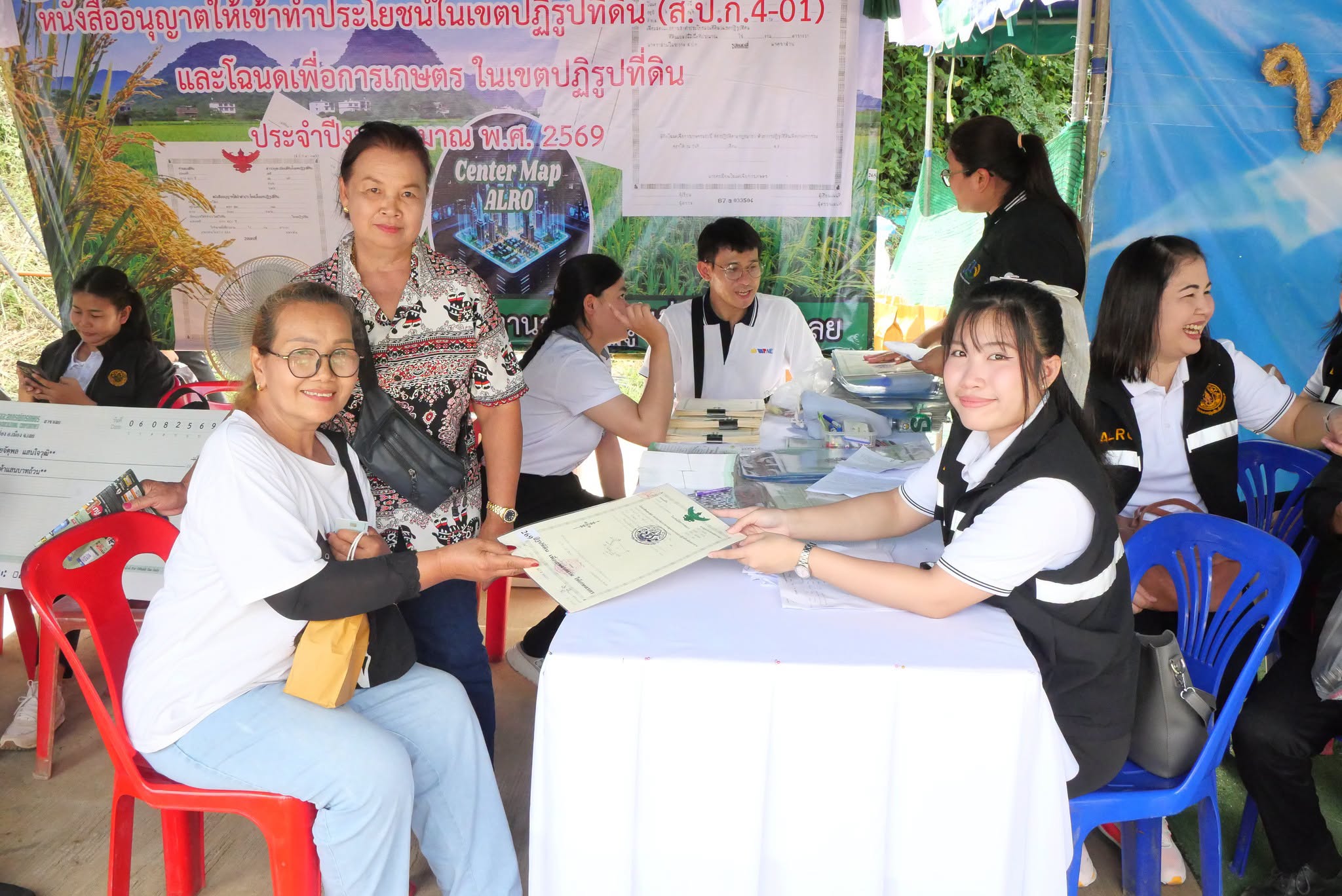 title - รมว.กษ. นำทีมลงพื้นที่ตรวจราชการ พร้อมมอบโฉนดเพื่อการเกษตร ส.ป.ก.เลย กว่า 6 พันไร่